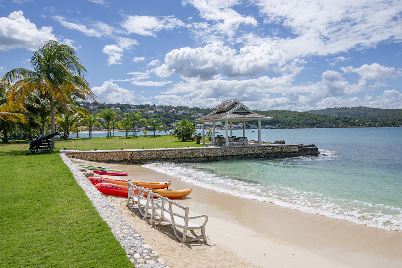 A Summer Place On The Beach 7 Bedroom Villa In Discovery Bay A Summer Place On The Beach 7 Bedroom Villa In Discovery Bay