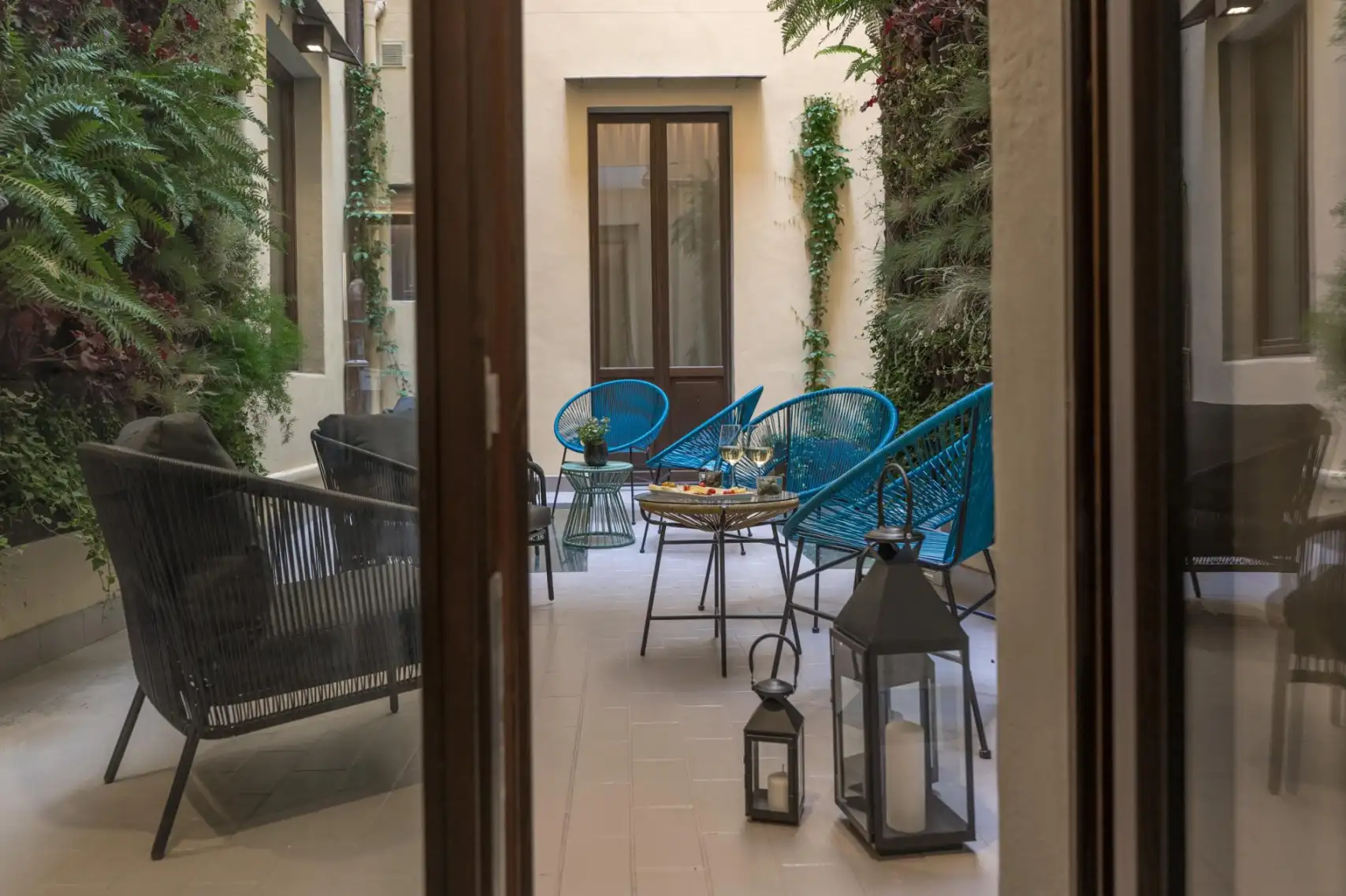 Private inner courtyard with seating at the Belcortese apartment in Florence