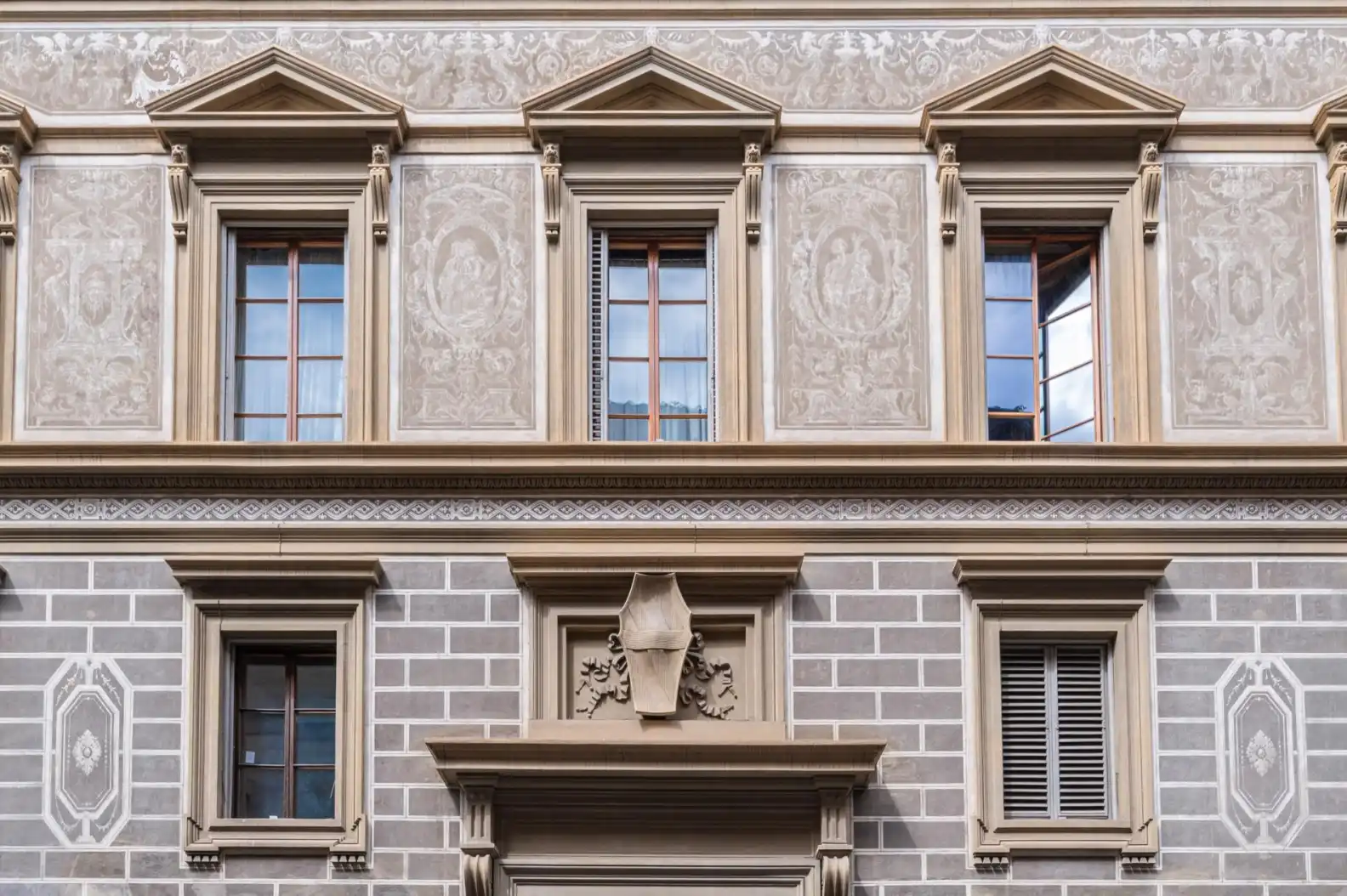 Historic palazzo facade in Florence, home to the Belcortese apartment villa